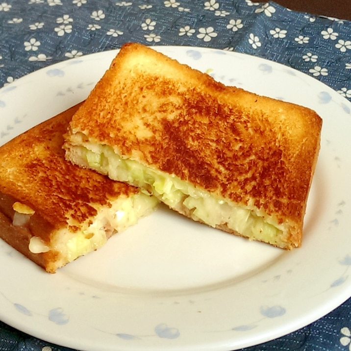 コンビーフハッシュとチーズのホットサンド